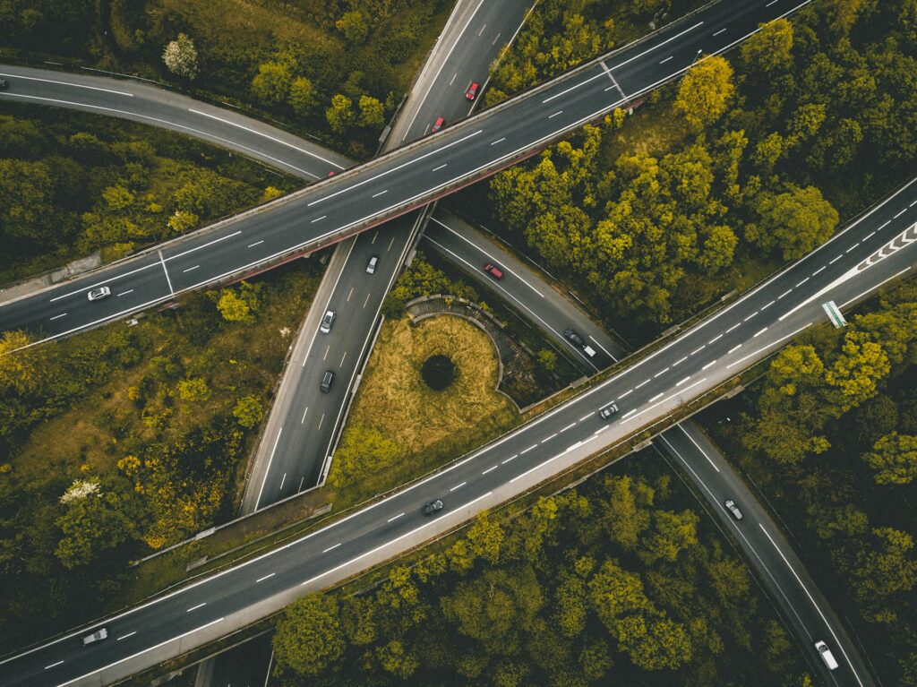 Vista aérea de interseção rodoviária em níveis
